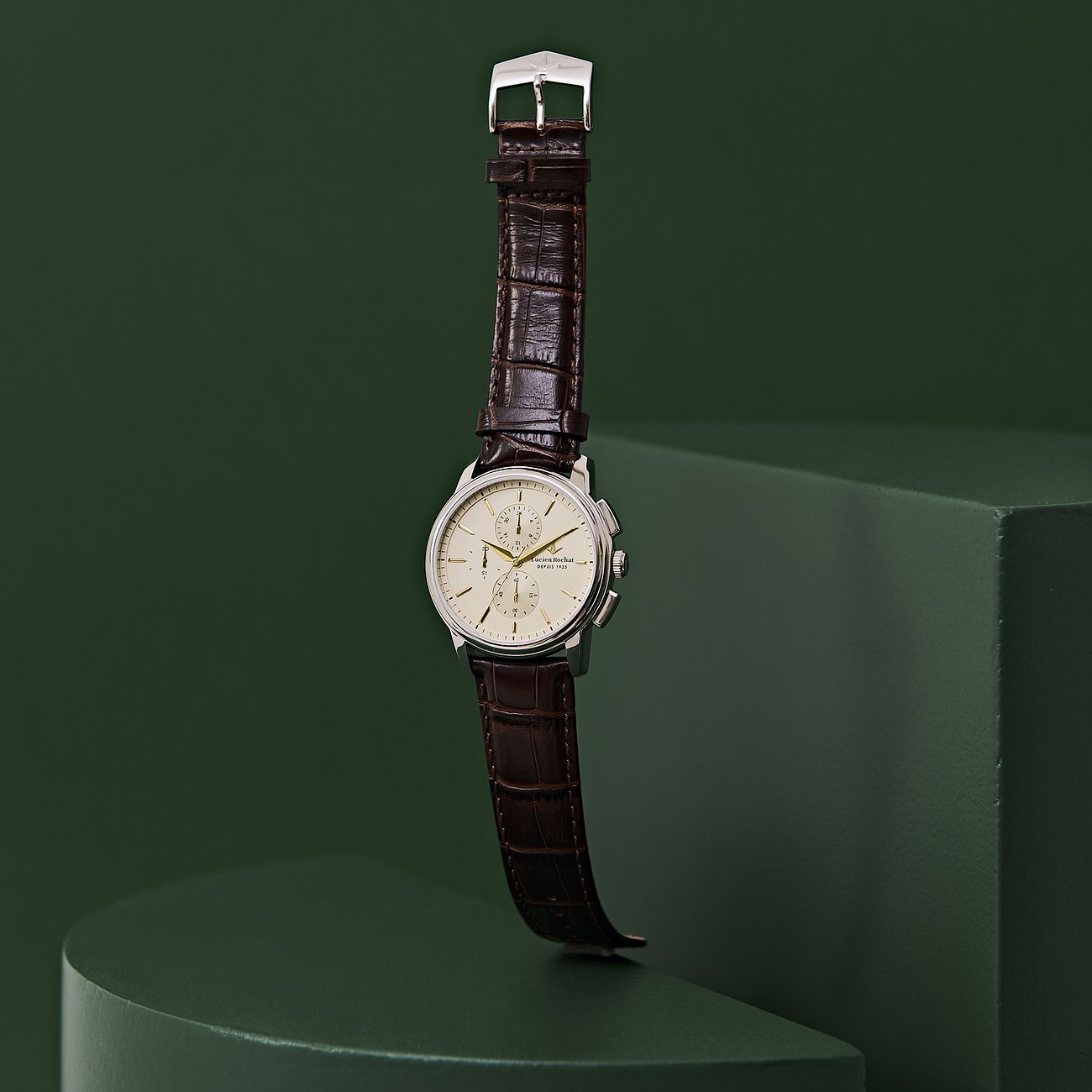 Eine Lucien Rochat Herrenuhr aus Edelstahl mit hellem Zifferblatt und kroko-geprägtem Lederarmband, schräg von oben