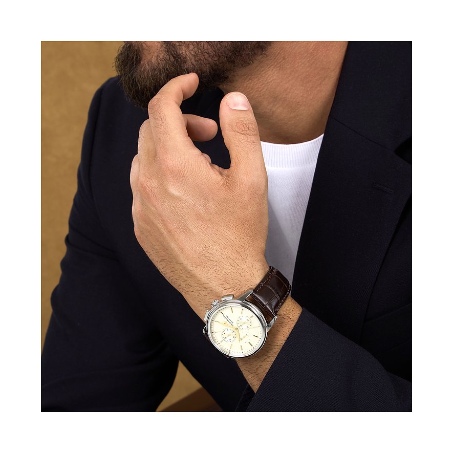Am Handgelenk eines Mannes wird eine Lucien Rochat Herrenuhr aus Edelstahl mit braunem Lederarmband gezeigt.