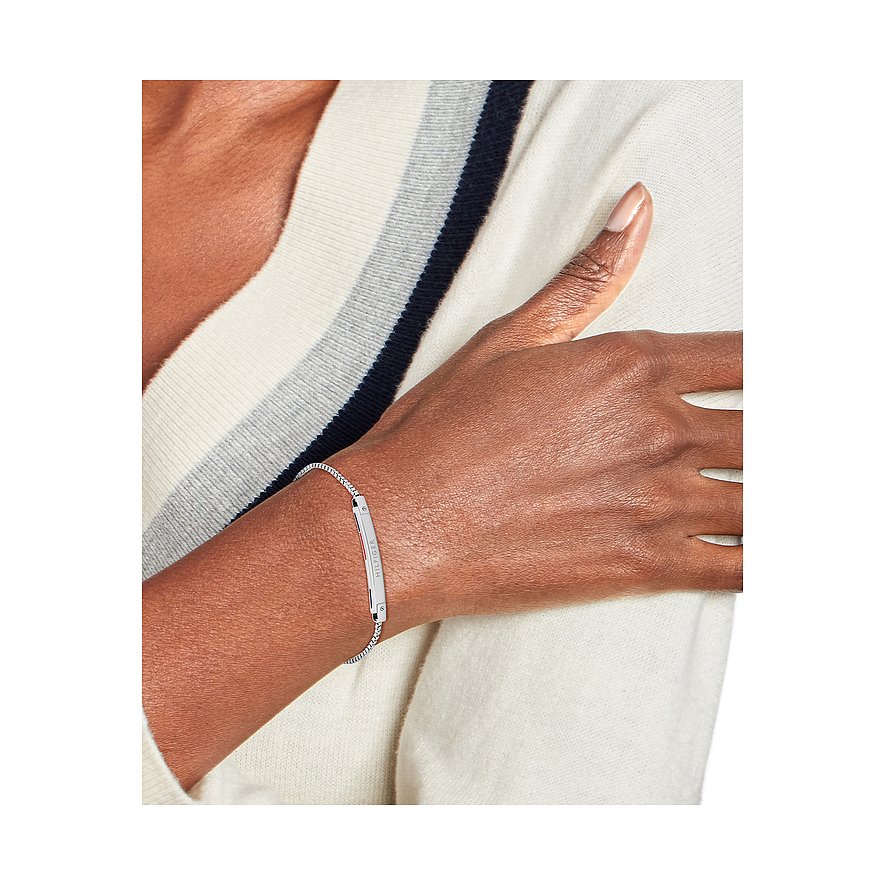 Tommy Hilfiger Armband aus Edelstahl mit silberfarbenem Design und roten Akzenten.