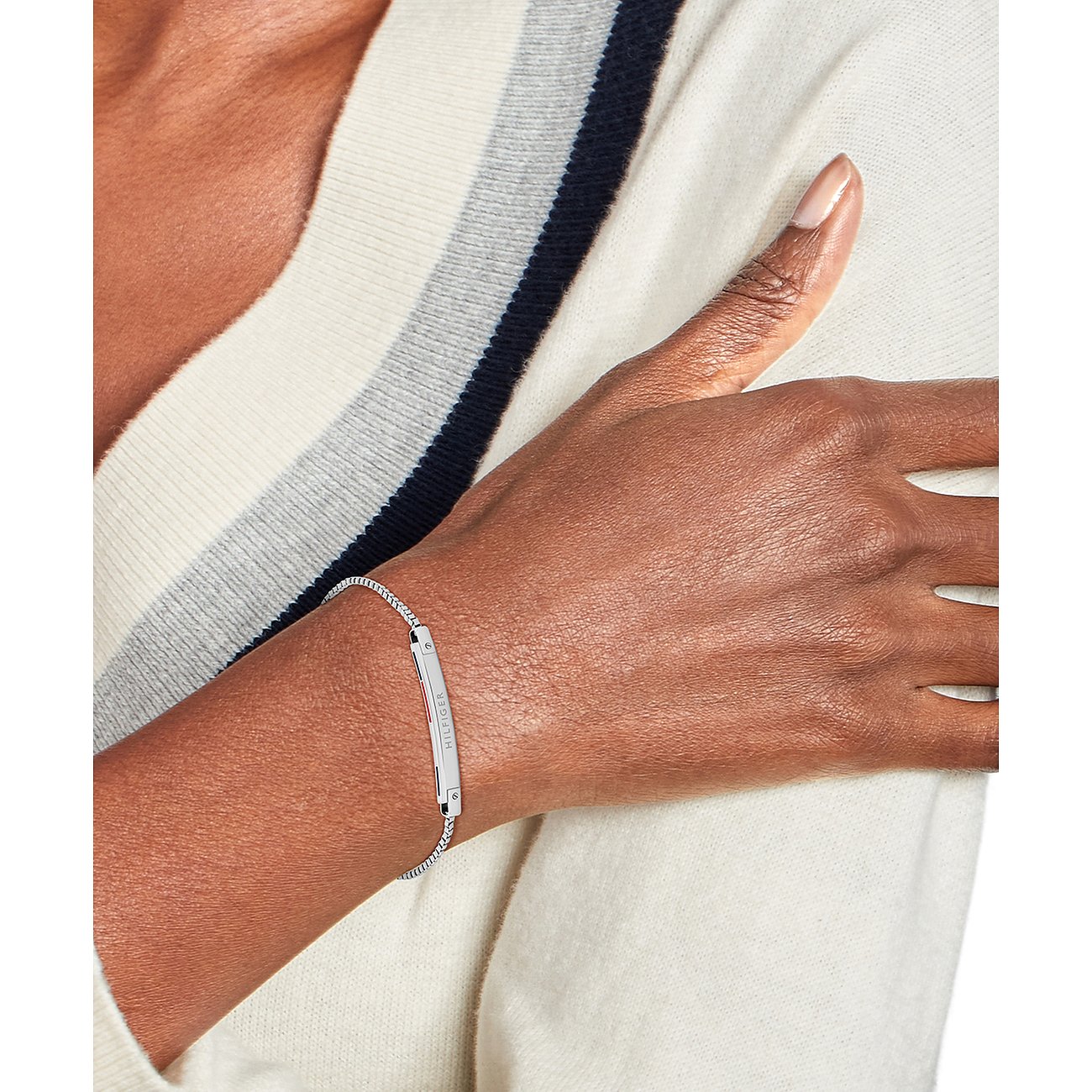 Tommy Hilfiger Armband aus Edelstahl mit silberfarbenem Design und roten Akzenten.