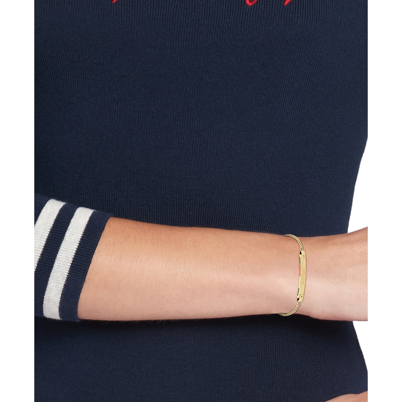 Tommy Hilfiger Armband aus Edelstahl mit Namensschild und feiner Kette.