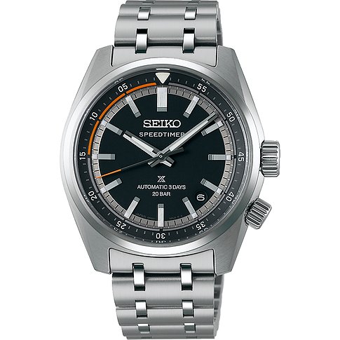 Seiko Herrenuhr Speedtimer aus Edelstahl mit schwarzem Zifferblatt und silbernem Armband auf weißem Hintergrund.