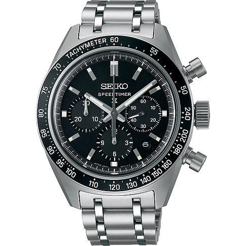 Seiko Speedtimer Herrenuhr aus Edelstahl mit Tachymeterlünette und schwarzem Zifferblatt, frontal auf weißem Hintergrund.