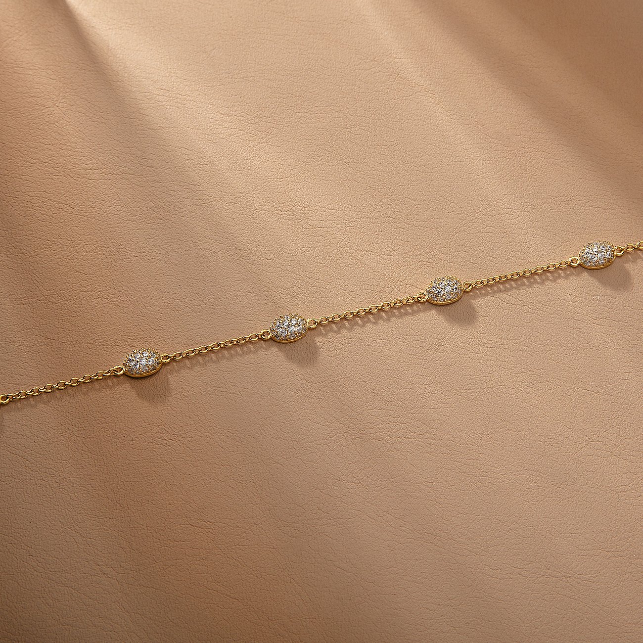 Bracelet Morellato en argent recyclé avec chaîne dorée et plusieurs éléments ronds sertis de pierres de zircone colorées.