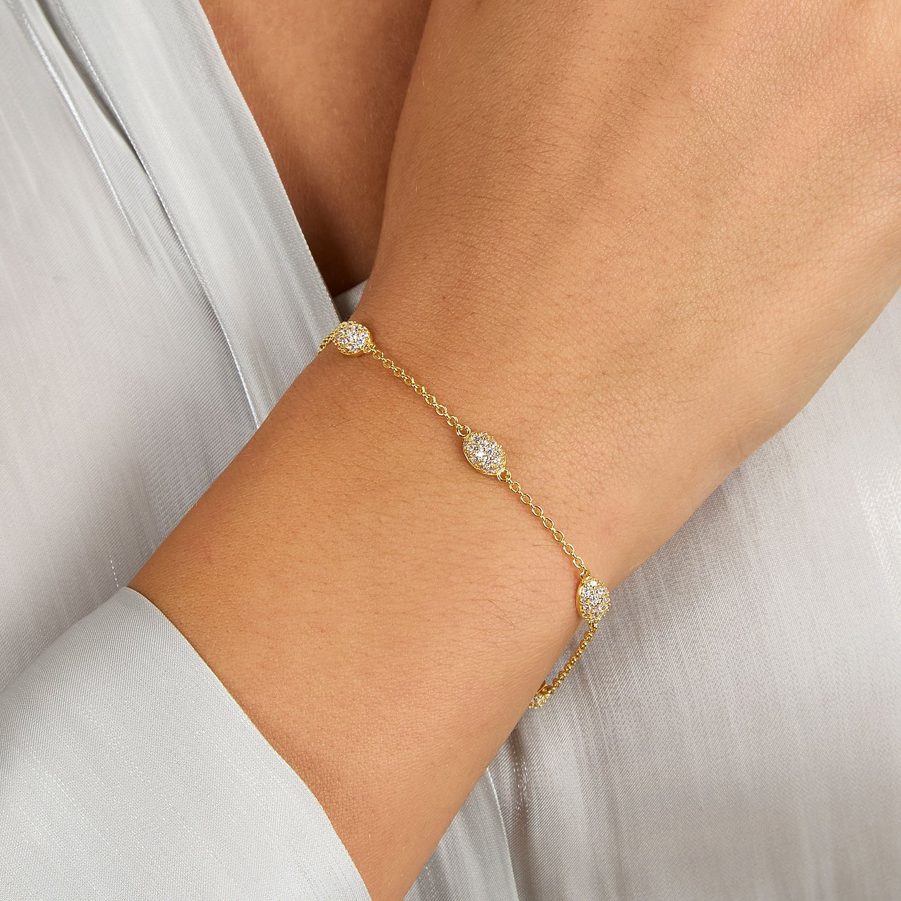 Bracelet Morellato doré en argent recyclé avec des éléments ronds sertis de zircone au poignet.