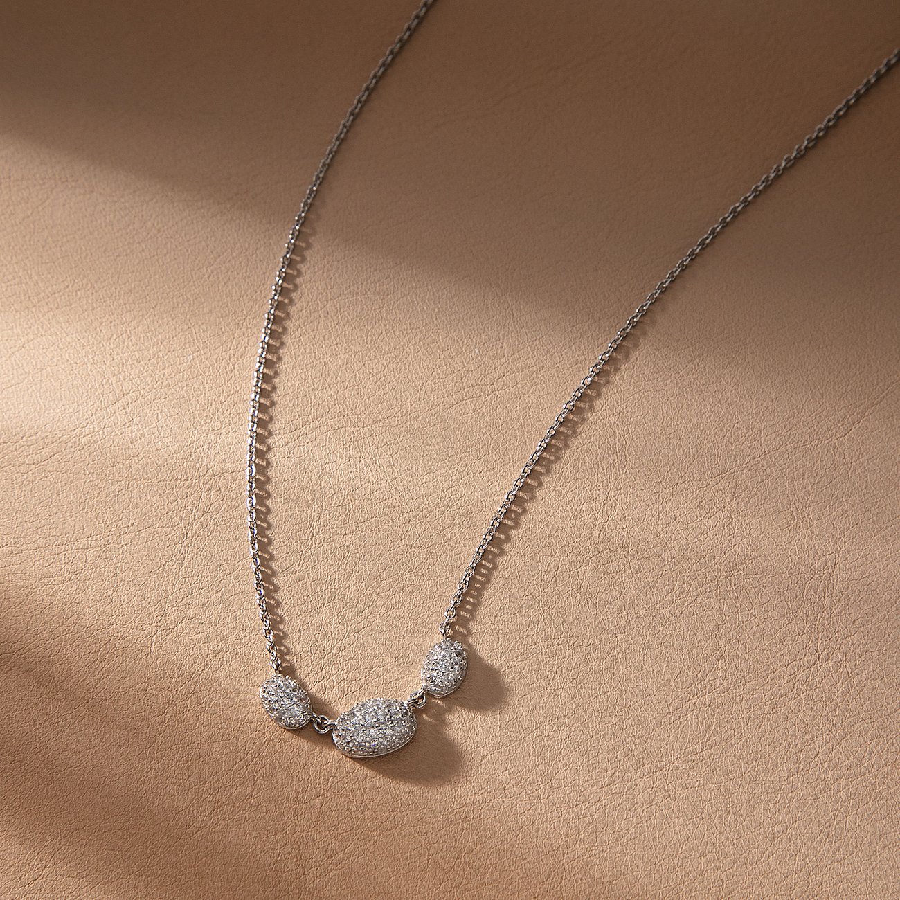 Morellato ketting van gerecycled 925 zilver met hangers, bezet met gekleurde zirkonia edelstenen.