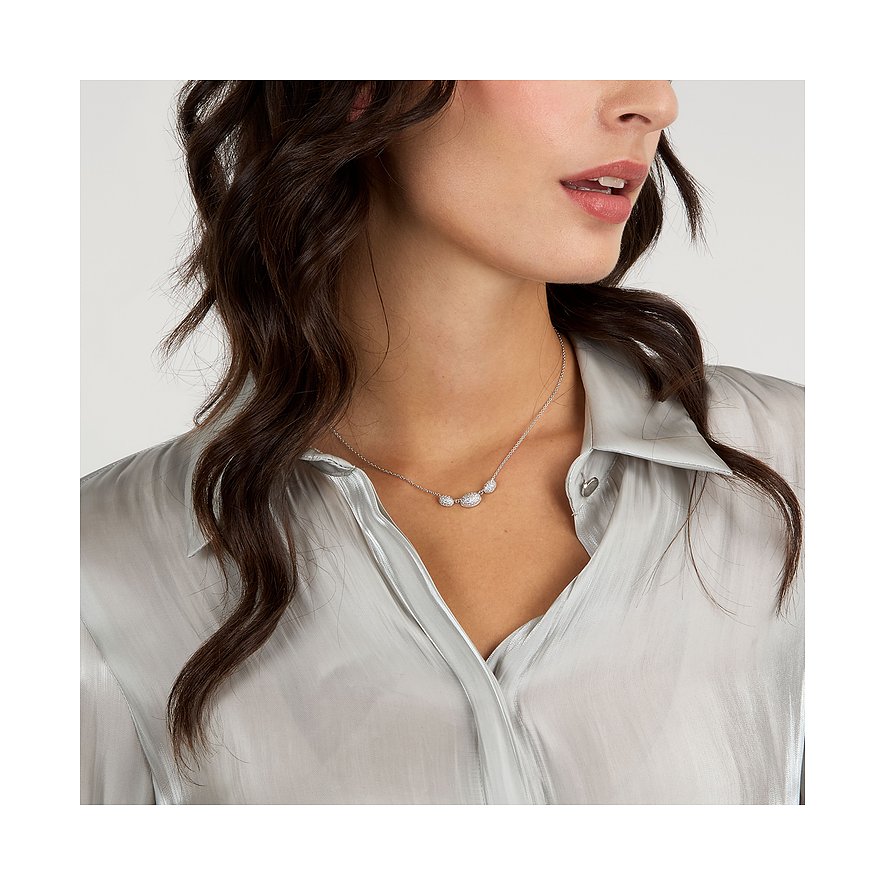 Een vrouw draagt een zilveren Morellato ketting van gerecycled 925 zilver met meerdere gekleurde zirkonia stenen.