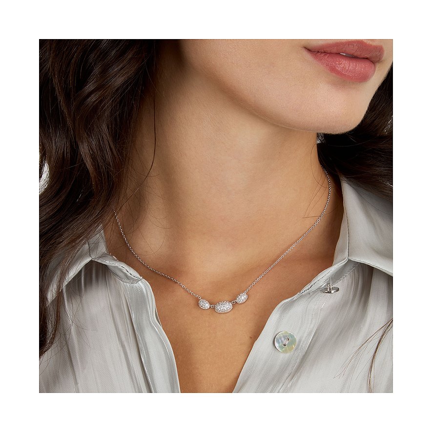 Morellato halsketting van gerecycled 925 zilver met kleurrijke zirkonia stenen, gedragen door een vrouw.