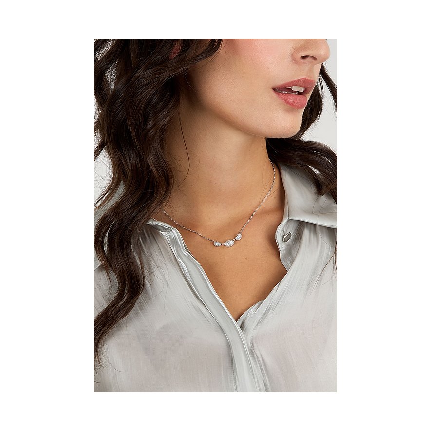 Model draagt een Morellato ketting van gerecycled 925 zilver met gekleurde zirkonia stenen.