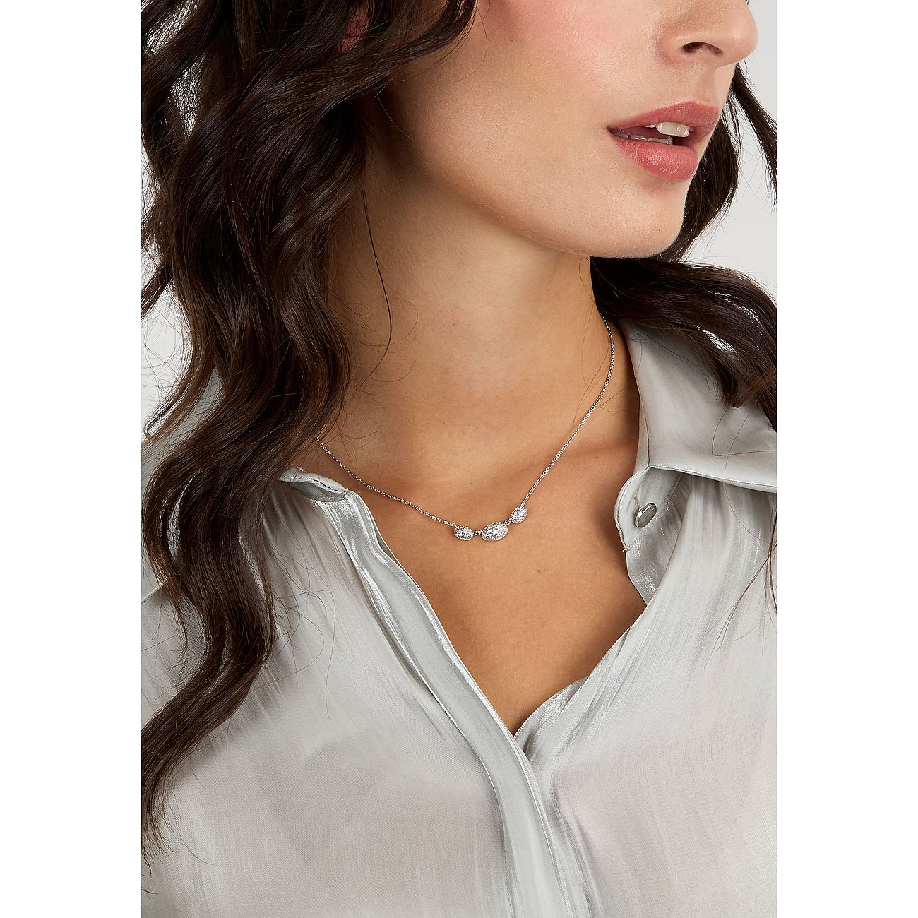 Model draagt een Morellato ketting van gerecycled 925 zilver met gekleurde zirkonia stenen.