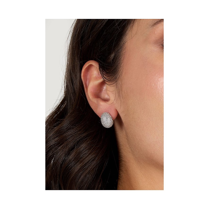 Morellato Ohrschmuck aus recyceltem Silber mit funkelnden Zirkonia-Farbsteinen am Ohr einer Person.