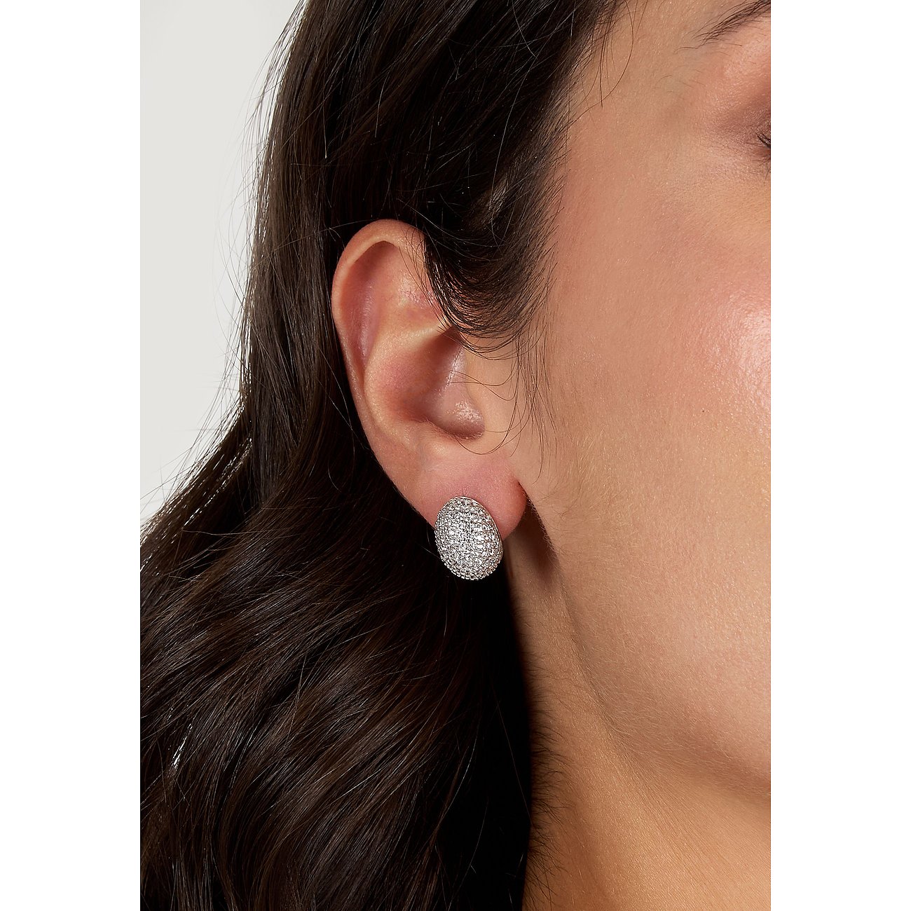 Morellato Ohrschmuck aus recyceltem Silber mit funkelnden Zirkonia-Farbsteinen am Ohr einer Person.