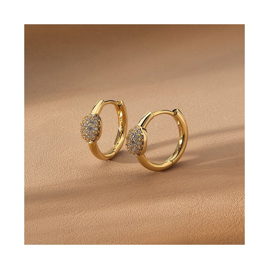 Två gyllene Morellato kreolörhängen i återvunnet silver med en rad gnistrande zirkoniastenar.