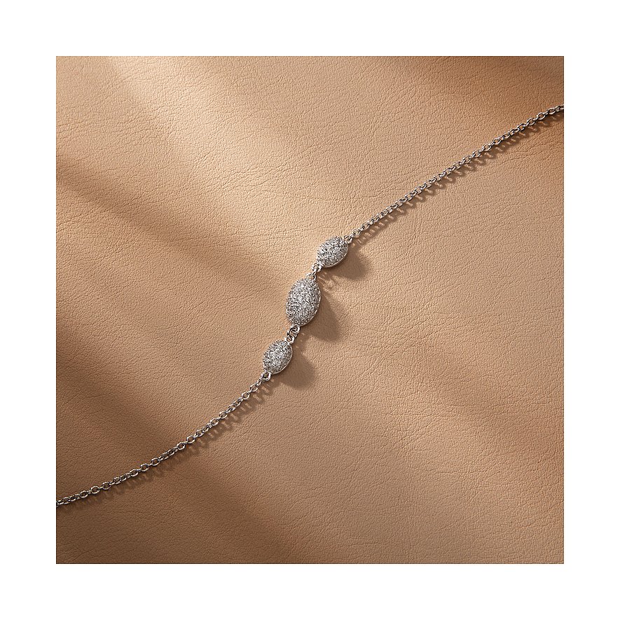 Morellato armband van gerecycled 925 zilver met drie zirkonia-gezette elementen, diagonaal over lichtbruin leer.