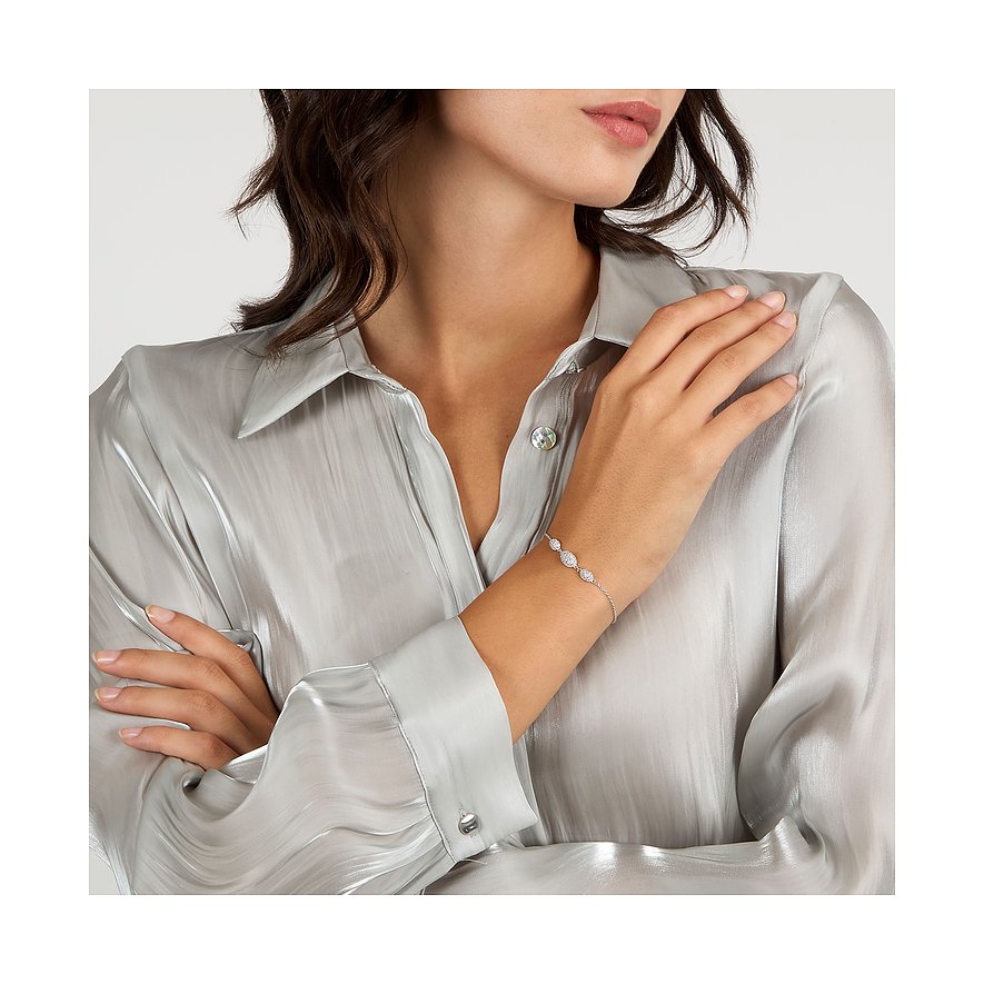 Morellato armband gedragen aan vrouwenpols, gemaakt van gerecycled 925 zilver met gekleurde zirconia stenen.