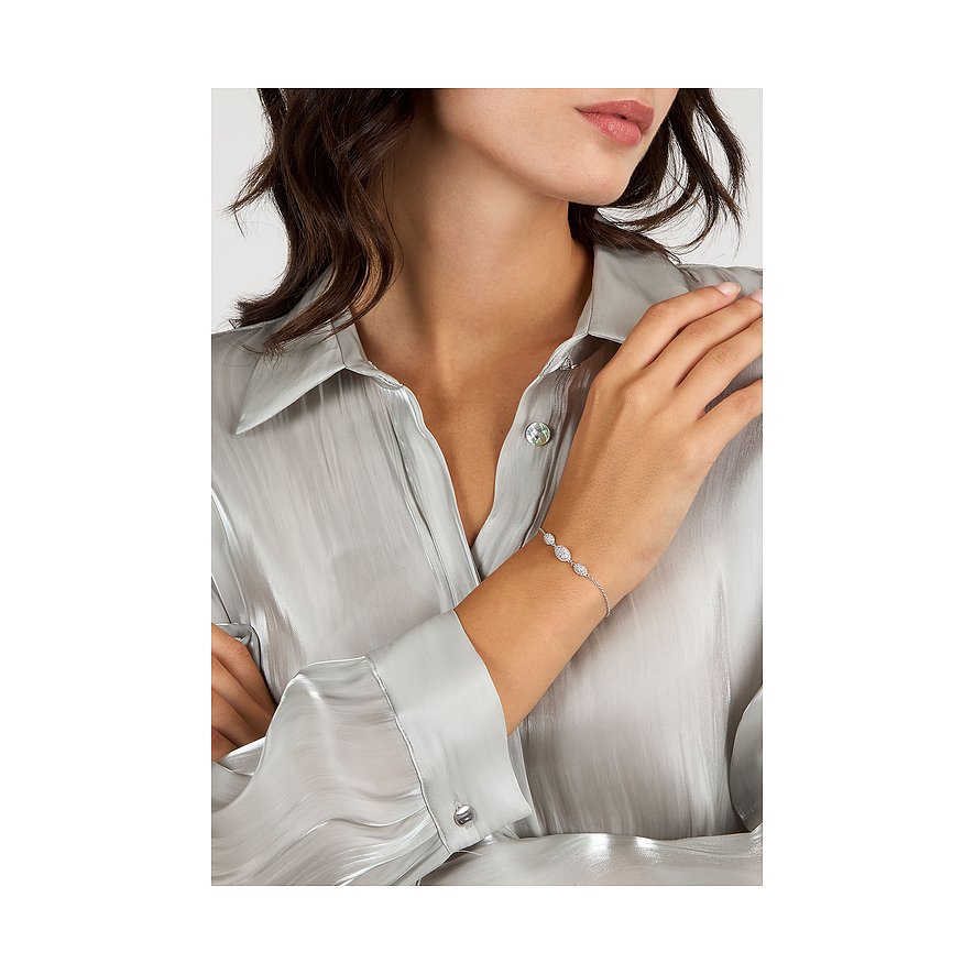 Een vrouw draagt een zilveren Morellato armband van gerecycled zilver met fonkelende zirkonia stenen.