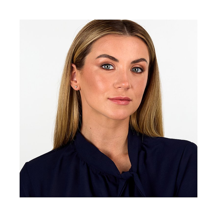 Model trägt Live Diamond Ohrstecker aus recyceltem Gelbgold mit funkelndem Diamant, der diskret am Ohr sitzt.