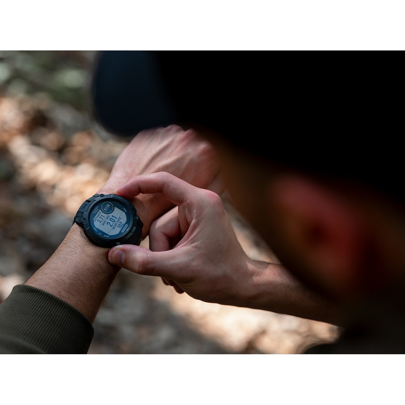 Garmin Smartwatch mit Kunststoffgehäuse und digitaler Anzeige.