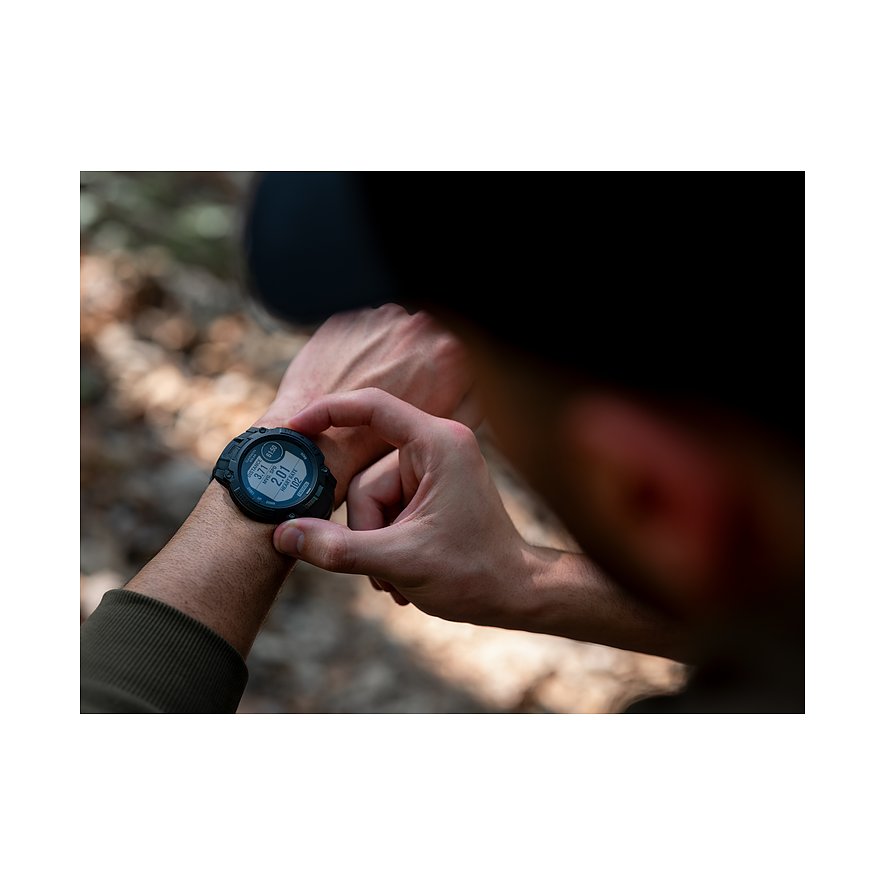 Garmin Smartwatch mit Kunststoffgehäuse und digitaler Anzeige.