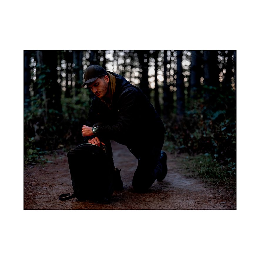 Garmin Smartwatch mit Kunststoffgehäuse, digitaler Anzeige und Metallarmband.