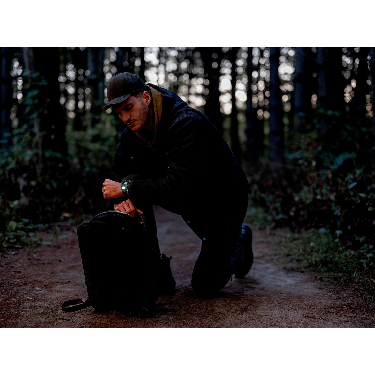 Garmin Smartwatch mit Kunststoffgehäuse, digitaler Anzeige und Metallarmband.