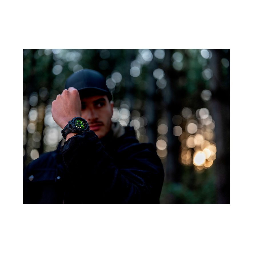 Garmin Smartwatch mit Kunststoffgehäuse und digitaler Anzeige.