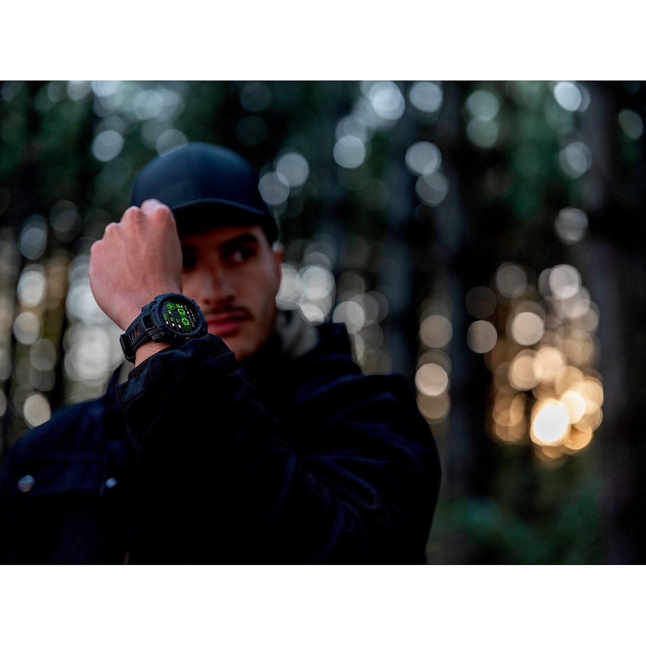 Garmin Smartwatch mit Kunststoffgehäuse und digitaler Anzeige.