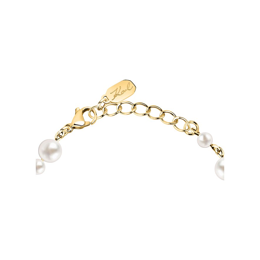 Close-up van een gouden Karl Lagerfeld armband van roestvrij staal en parels met verlengstuk en sluiting.