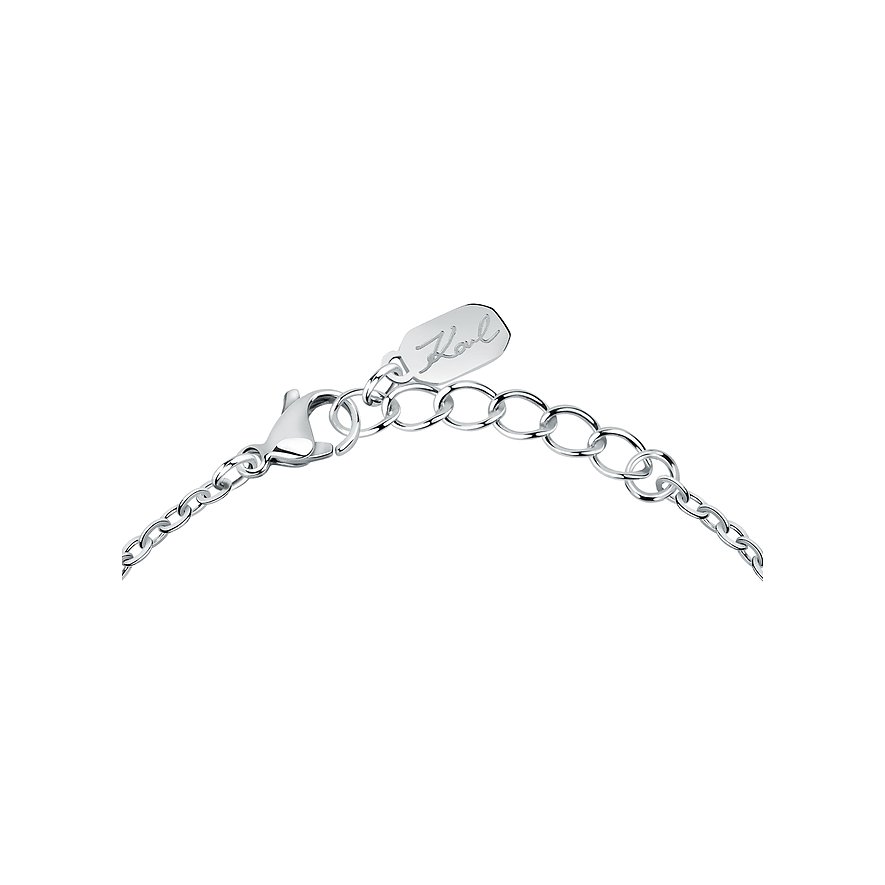 Close-up van de sluiting van een Karl Lagerfeld roestvrijstalen armband met karabijnsluiting en verlengketting.