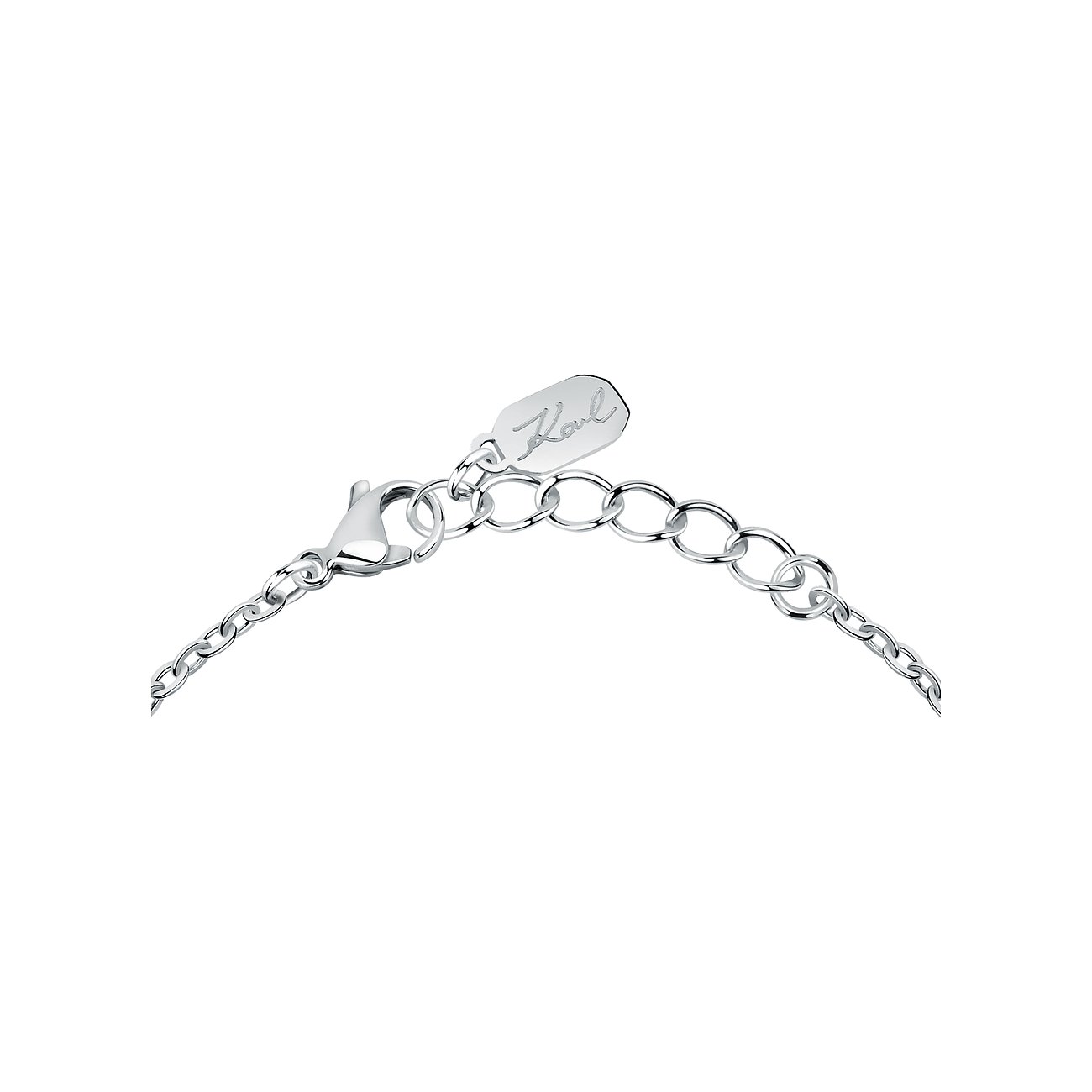 Close-up van de sluiting van een Karl Lagerfeld roestvrijstalen armband met karabijnsluiting en verlengketting.