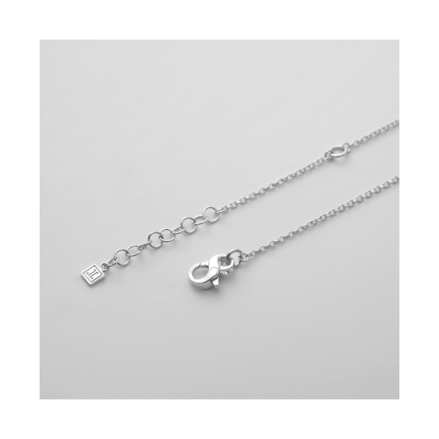 Nahaufnahme der JETTE Halsschmuck-Kette aus recyceltem Silber mit Karabinerverschluss und Verlängerungskette.