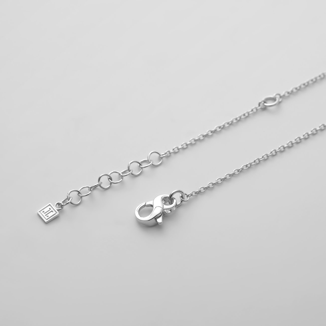 Nahaufnahme der JETTE Halsschmuck-Kette aus recyceltem Silber mit Karabinerverschluss und Verlängerungskette.