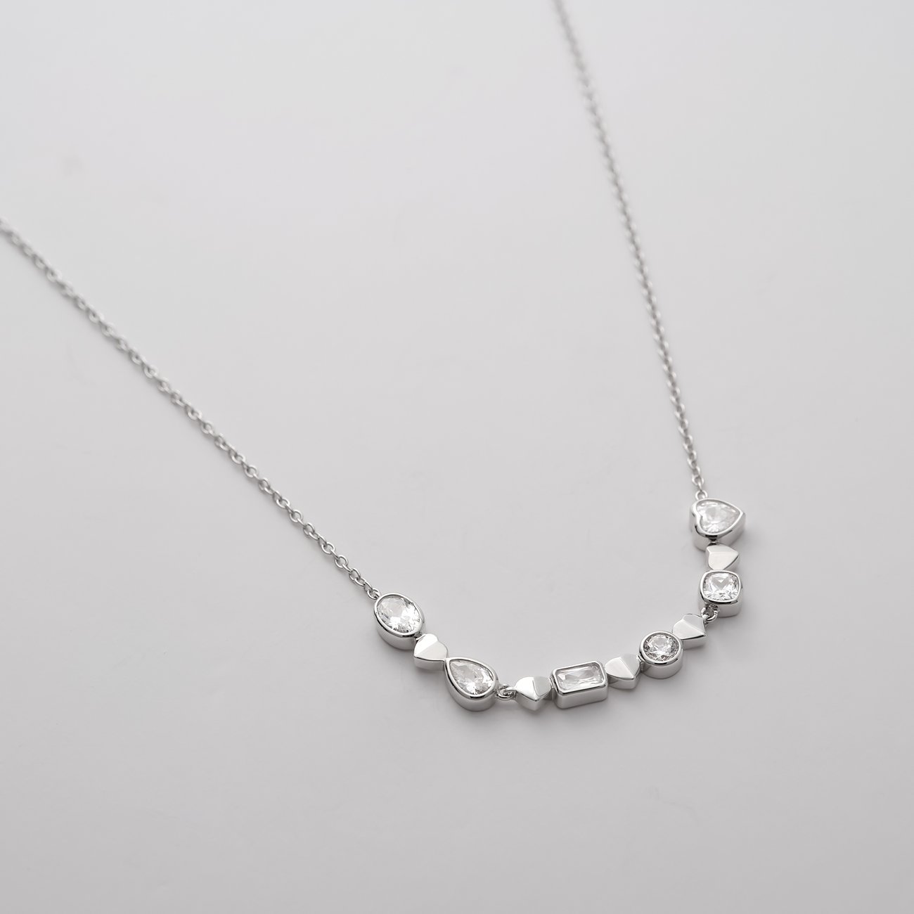 JETTE Halsschmuck aus recyceltem 925er Silber mit einer Reihe klarer Zirkonia in verschiedenen Formen und Größen.