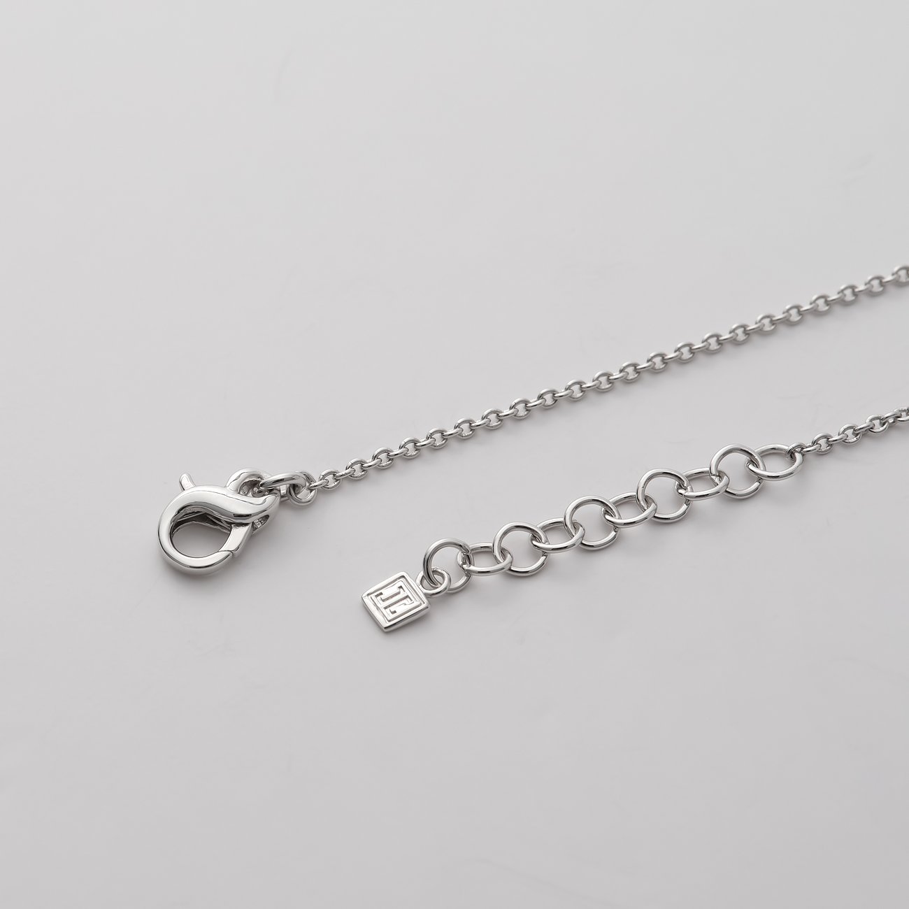 Detailansicht des Verschlusses einer JETTE Halskette aus Sterlingsilber mit Karabinerverschluss und Verlängerung.