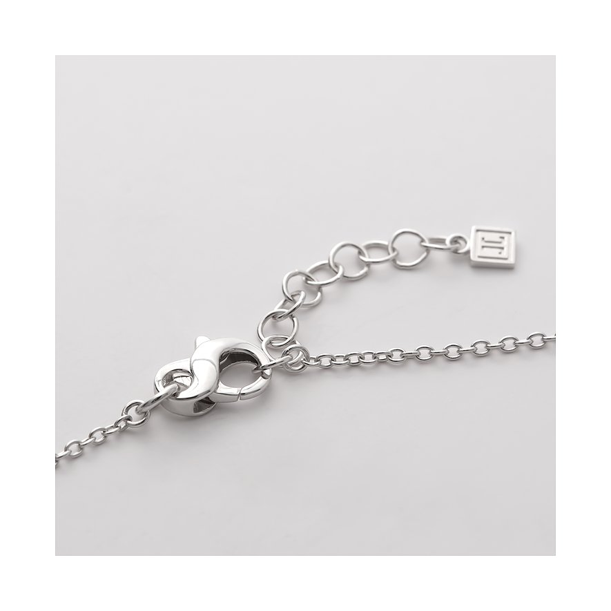 Gros plan sur le fermoir d'un bracelet JETTE en argent recyclé avec rallonge et chaîne à maillons ancre.