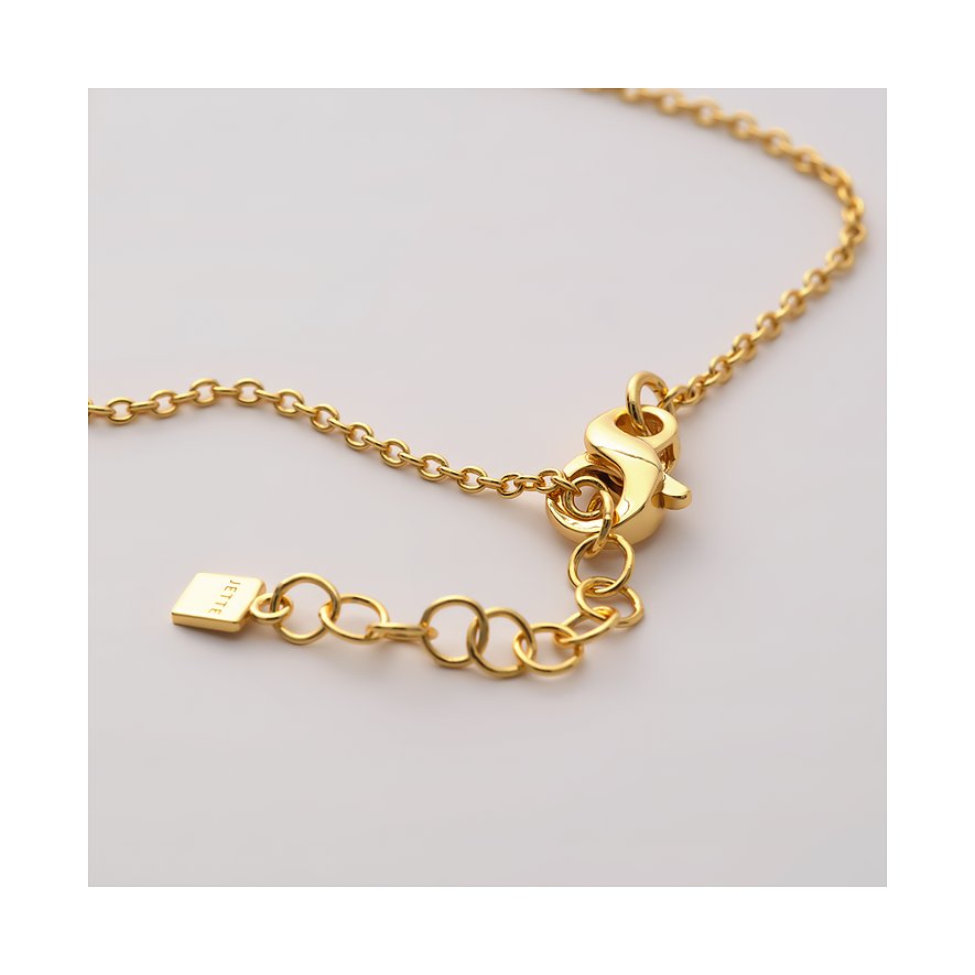 Gros plan sur le fermoir d'un bracelet or JETTE en argent recyclé. Petit rectangle affichant la marque JETTE.