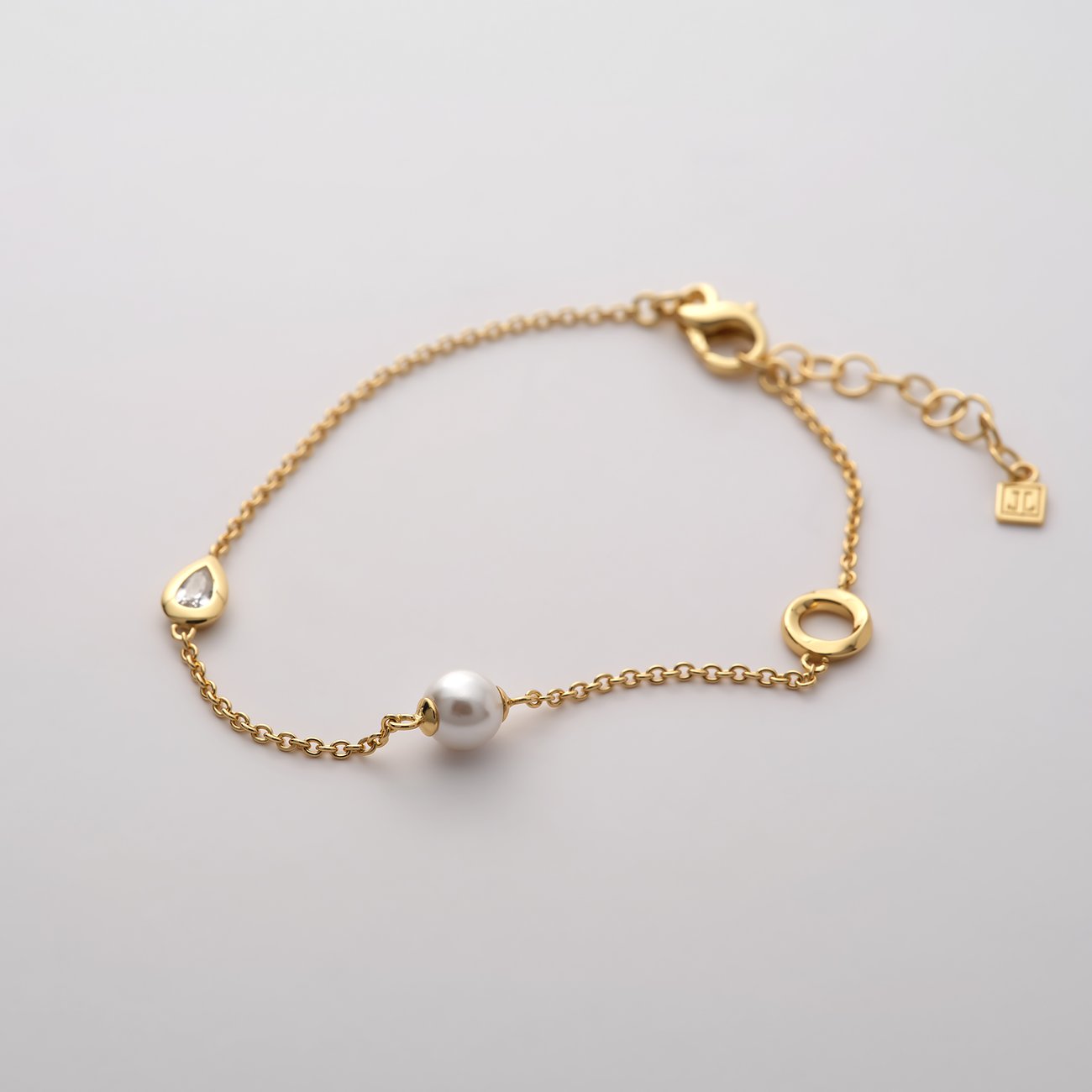 JETTE armband i återvunnet, guldpläterat silver med pärla, klar ädelsten och liten ring