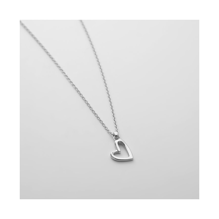 JETTE Halsschmuck mit einem Herzanhänger aus recyceltem 925er Silber, auf einem weißen Hintergrund.