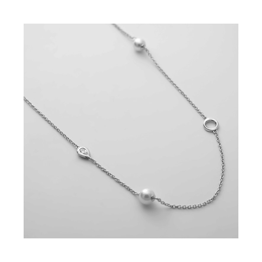 JETTE Halsschmuck aus recyceltem 925er Silber mit Perlen und tropfenförmigen Steinen leicht schräg von oben.