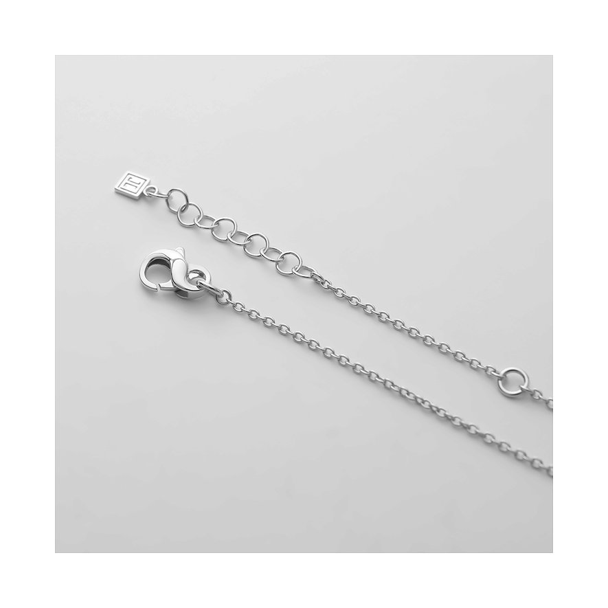 Nahaufnahme der JETTE Karabiner-Verschluss- und Verlängerungskette des Halsschmucks aus recyceltem Silber.