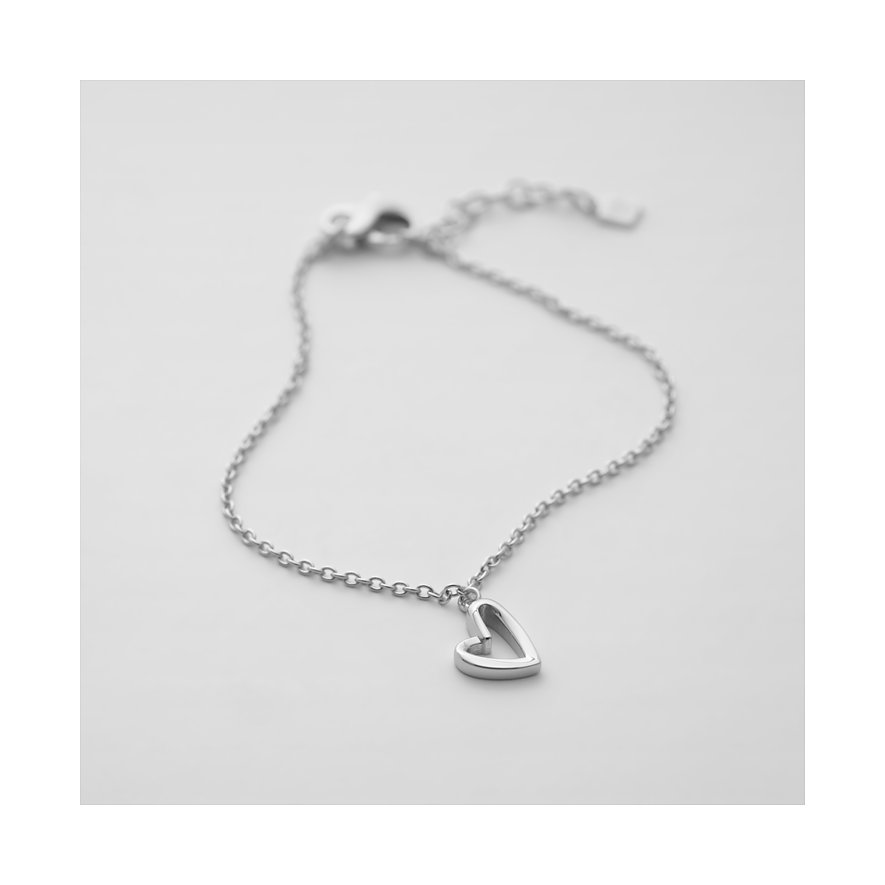 JETTE recyceltes 925er Silber Armband mit filigraner Kette und Herzanhänger, aus der Vogelperspektive.