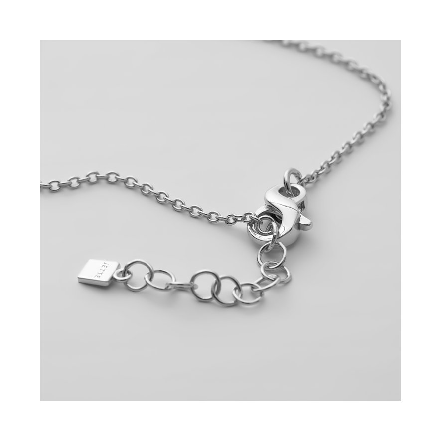 Nahaufnahme des Verschlusses eines JETTE Armschmucks: Karabinerverschluss, Verlängerungskette und Brand-Tag aus recyceltem 925er Silber.