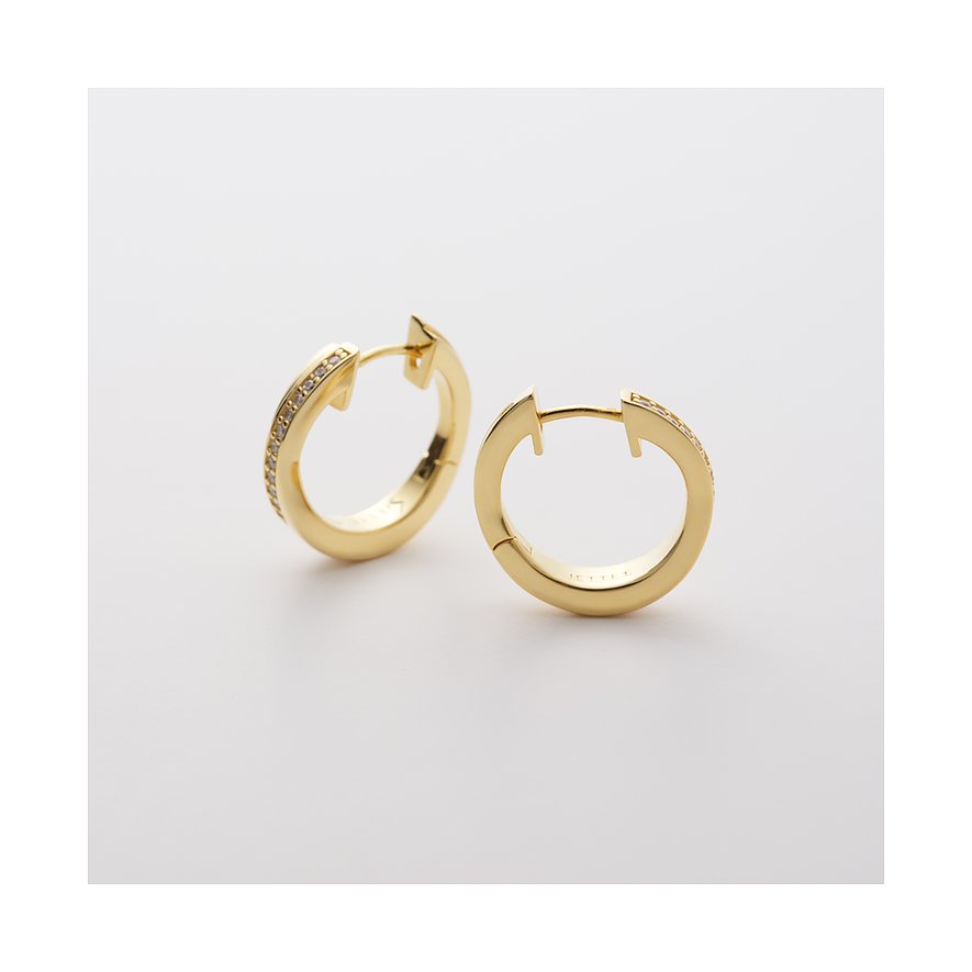 Ein Paar goldfarbene JETTE Creolen aus recyceltem Silber, besetzt mit Zirkonia, schräg von vorne.
