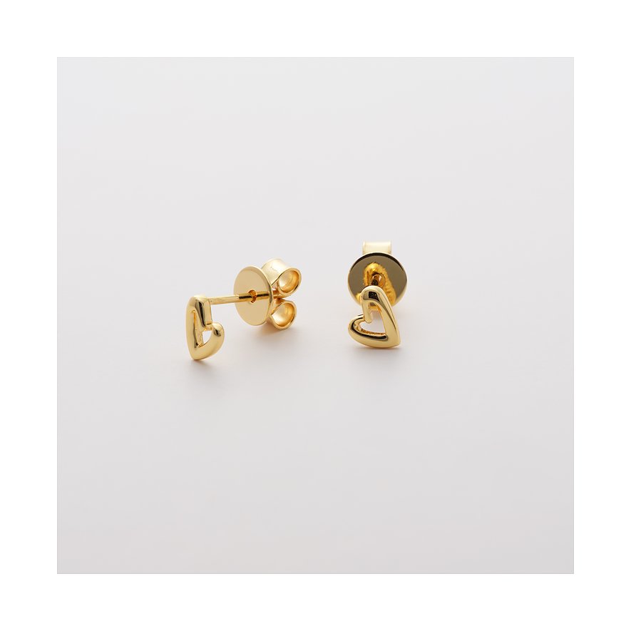 Ein Paar Ohrstecker der Marke JETTE aus recyceltem Silber 925 vergoldet in Herzform auf weißem Hintergrund.