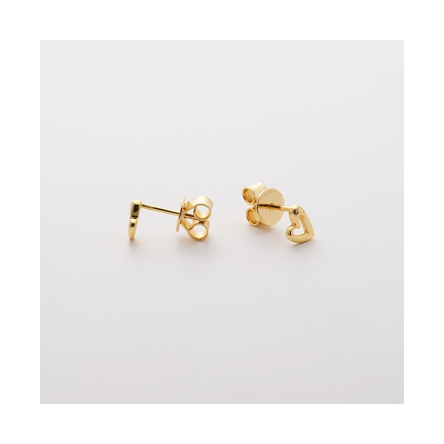 Zwei goldene JETTE Ohrstecker aus recyceltem 925er Silber in Herzform liegen leicht versetzt nebeneinander.