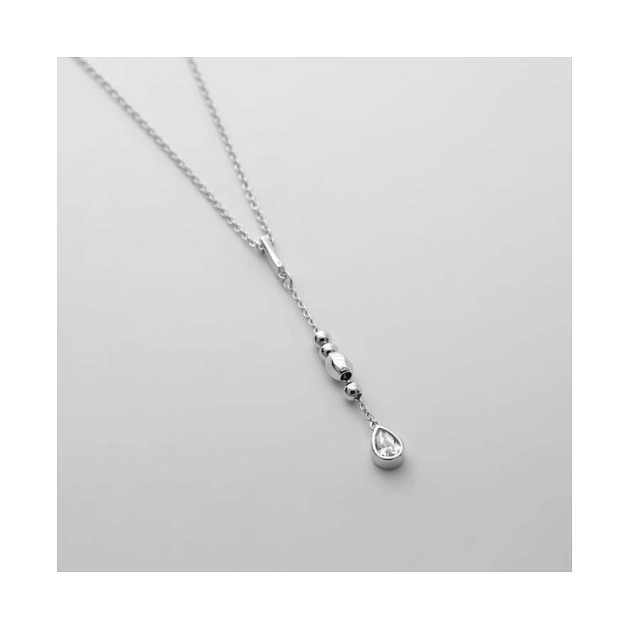 JETTE Halsschmuck aus recyceltem 925er Silber mit mehreren kleinen Silberperlen und einem Zirkonia-Tropfenanhänger.
