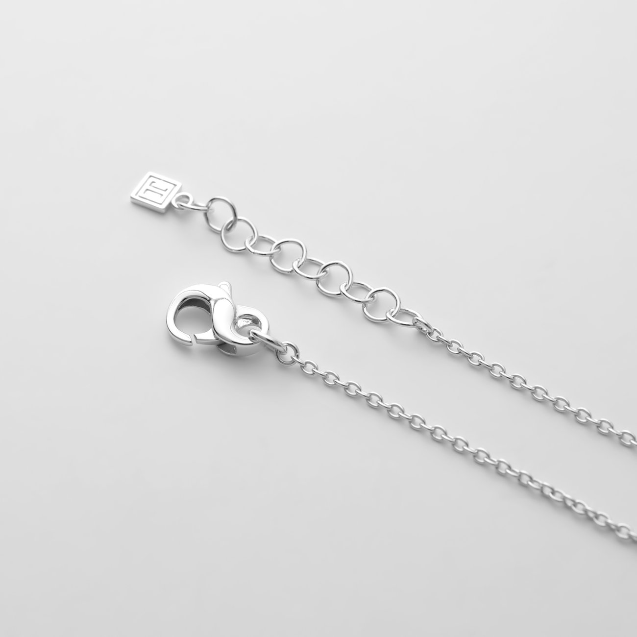 Nahaufnahme der JETTE Kette aus recyceltem Silber mit Verschluss und Verlängerungskettchen