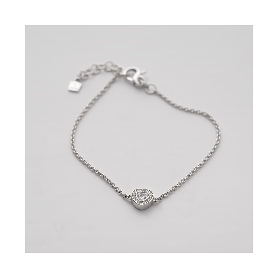 JETTE armband i återvunnet silver med ett hjärtformat hänge infattat med zirkonia, närbild.