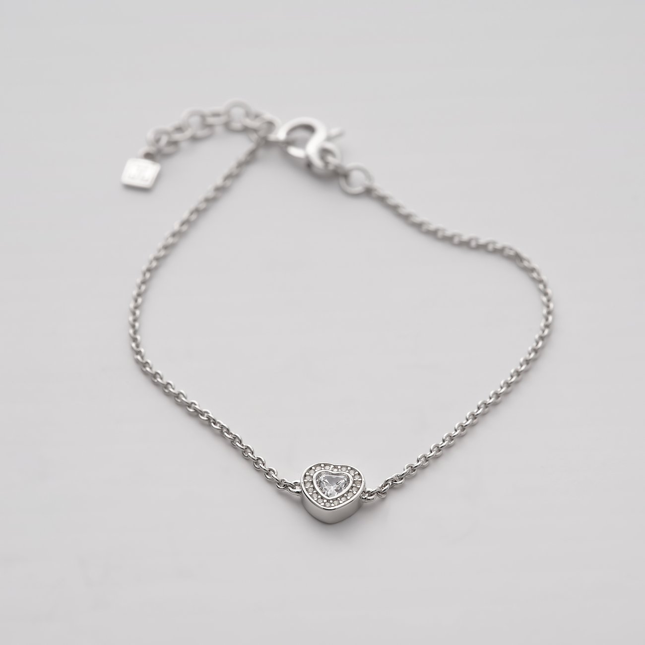 JETTE armband i återvunnet silver med ett hjärtformat hänge infattat med zirkonia, närbild.