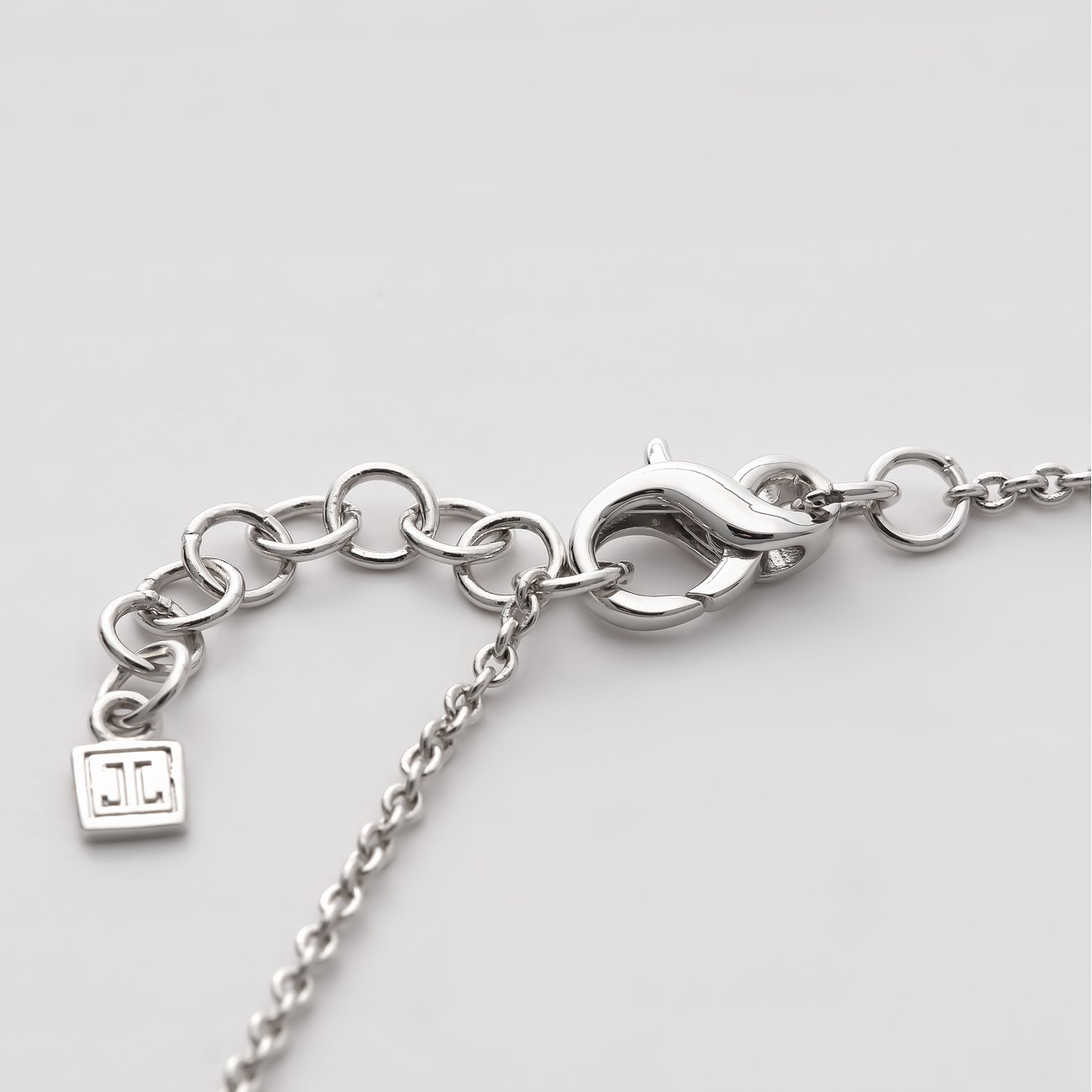 Närbild av låset på ett JETTE armband i återvunnet 925 silver med förlängningskedja.